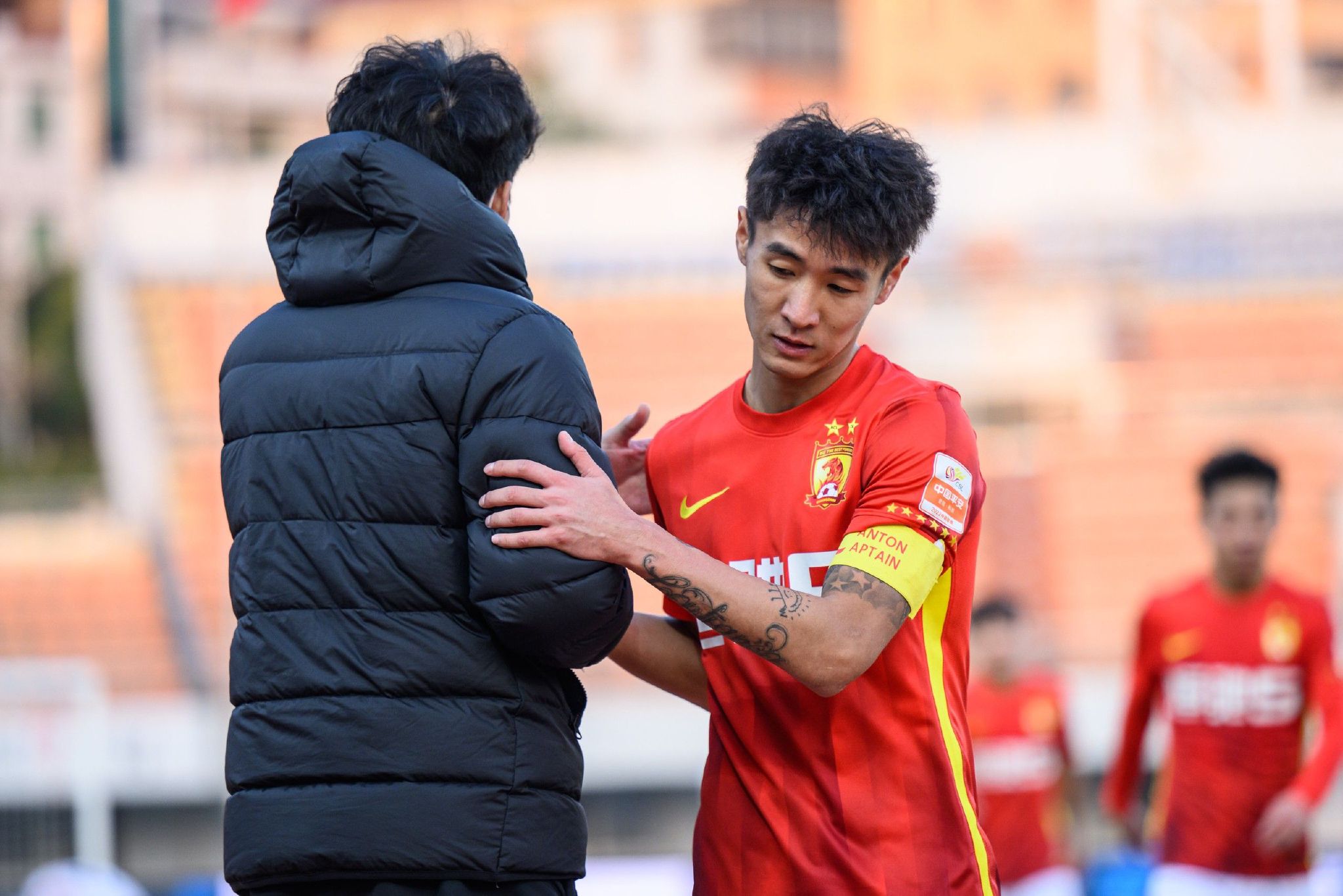 尼克斯得到阿努诺比等球员 送出巴雷特+奎克利+1次轮尼克斯官方今日宣布，球队已与猛龙达成交易，得到OG-阿努诺比、阿丘瓦和弗林，送出巴雷特、奎克利和一个2024年的次轮签（来自活塞）。